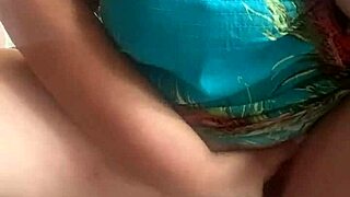 In public, she's fingering her shaved pussy while masturbating 😏