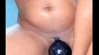 Gostosa Greluda Cums Hard With Weight At Gym