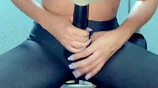 Gostosa Greluda Cums Hard With Weight At Gym