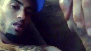 इस टैटूड बेब को वाइल्डली मस्तरबेट करते हुए वॉच करो!