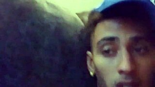 इस टैटूड बेब को वाइल्डली मस्तरबेट करते हुए वॉच करो!