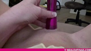 Teen fucking her pussy with dildo 😏