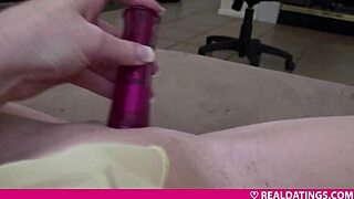 Teen fucking her pussy with dildo 😏