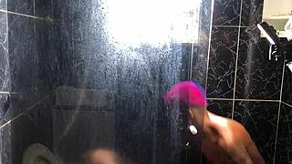 novinho comendo a tia do seu amigo no banheiro da casa dela branquinha gostosa