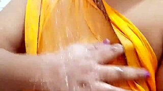 indian babe flaunts sexy big boobs in saree