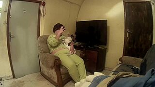 pongo a la gorda en cuatro pata y la follo duro mientra juego en el movil