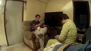 pongo a la gorda en cuatro pata y la follo duro mientra juego en el movil