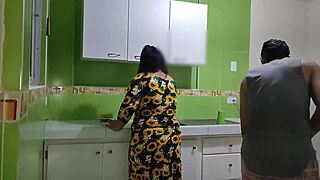 consolando a mi madrastra triste por infiel esposo, ayudo desquite follandomela en cocina