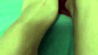 Wow, sexy Latina shows off her hot feet!