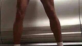 Gym en el Garaje - Gay Spying Voyeur