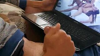 la mia matrigna mi sorprende mentre mi masturbo e decide di aiutarmi a venire 😈