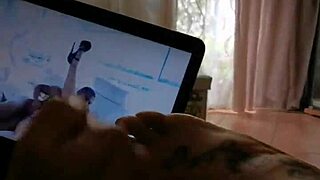 la mia matrigna mi sorprende mentre mi masturbo e decide di aiutarmi a venire 😈