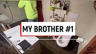 ragazzo SPIATO mentre SI FA la DOCCIA e SI MASTURBA