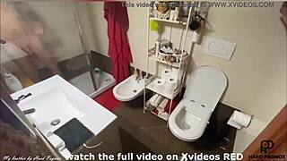 ragazzo SPIATO mentre SI FA la DOCCIA e SI MASTURBA