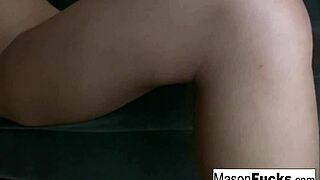 सेक्सी टैटू वाली बेब पिंक लिंगरी में चूत सहलाती हुई