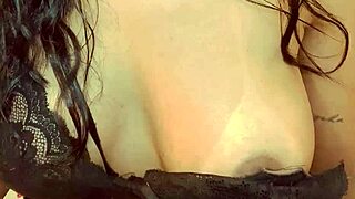 estudante universitária muito fofa 21 que quer ser uma locutora e uma ex-aluna do grupo de pesquisa de publicidade foram filmadas em um encontro noturno