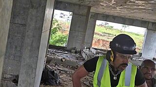 Depois que todos foram, os trabalhadores transam sem vergonha no prédio!