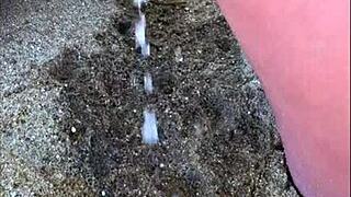 minha esposa fazendo xixi na praia com um jato bem comprido