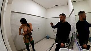 Girl cosplays Jade from Mortal Kombat and fucks in the bathroom at Halloween.