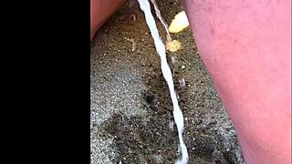 minha esposa fazendo xixi na praia com um jato bem comprido