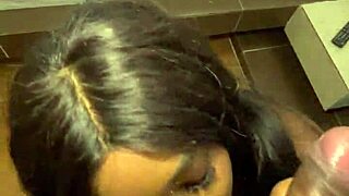 colombiana pide un domicilio y paga con sexo caliente