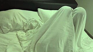 Hermanastras lesbianas se tocan bajo las sábanas no se escondieron bien y penetran sus culos con dedos