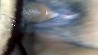 जोर से स्क्वर्टिंग जैसे झरना हर जगह फैल रहा