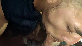 uh, mamei e dei pra três dotados no cinema pornô, ya know?