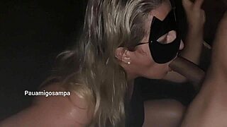 O Corno Levou a Esposa Loira aos Buracos do Glory Hole pra Ser Usada