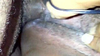 जोर से स्क्वर्टिंग जैसे झरना हर जगह फैल रहा