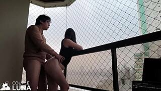 Casada Safadinha Chupando Pau Grande na Varanda. Dando Gostoso Bucetinha in Public Balneário Camboriú