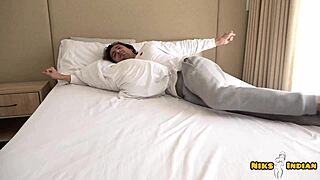 Married Indian Woman Strips Sari and Petticoat for Stranger to Pound Her Hard in HD!