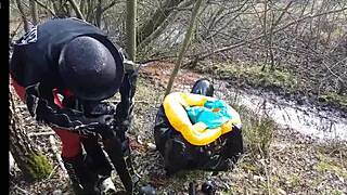 Mud Trichtern: Bizarre Outdoor Latex Play in Germany