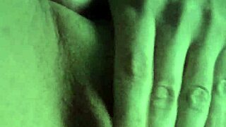 Me aprieto el clítoris con la conchita sensible recién cogida