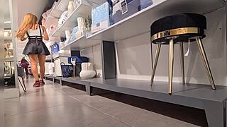 loira super gostosa fodendo o cuzinho no provador do shopping