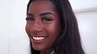 20 साल की ब्राजीलियन एबनी जेनी प्रेटिन्हा मॉन्स्टर लंड को वाइल्ड एनल में हैंडल करती है! 🔥