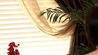 ओरली प्लेजर्ड बेब स्टेमी बाथरूम मसाज में जोर से टग्स करती है