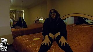 Hermosa chubby mimi folla con enormes tetas naturales 😍