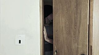 Stepdad loses control and sneaks to stepdaughter at night