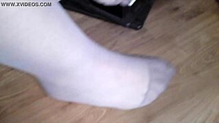 littleangel26, show me those sexy nylon feet!