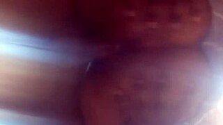 elle bouge son cul sur une grosse bite