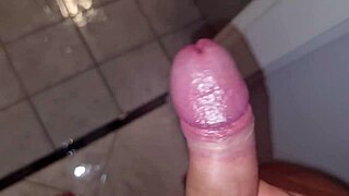 मैन, अमिका के साथ शावर में, मेरा लंड रुक नहीं सका... मोन्स और मेरे बेस्ट फ्रेंड के लिए जर्किंग!