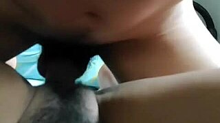 शर्मीली लड़की ने थॉन्ग उतारकर मेरी मदद की सेक्सी मेच्योर गैंड प्ले के लिए 😜