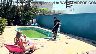 हेल ये! हसबैंड के जाने का इंतजार करके पूल क्लीनर को रॉ चोदना