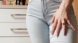 छोटी 18+ ब्लॉन्ड, टाइट जींस में मेरे लिए स्ट्रिप करती है