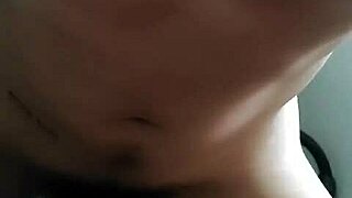 शर्मीली लड़की ने थॉन्ग उतारकर मेरी मदद की सेक्सी मेच्योर गैंड प्ले के लिए 😜