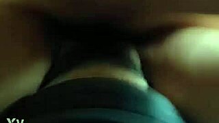 शर्मीली लड़की ने थॉन्ग उतारकर मेरी मदद की सेक्सी मेच्योर गैंड प्ले के लिए 😜