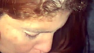 Esposa safada gives blowjob at glory hole while marido films