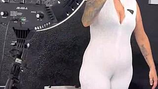 tatuadora chupo tanto o cu da cliente que ela gozou muito na máquina vibrando 😍