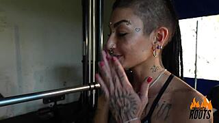 Slut Caroleta Roots cums in the gym